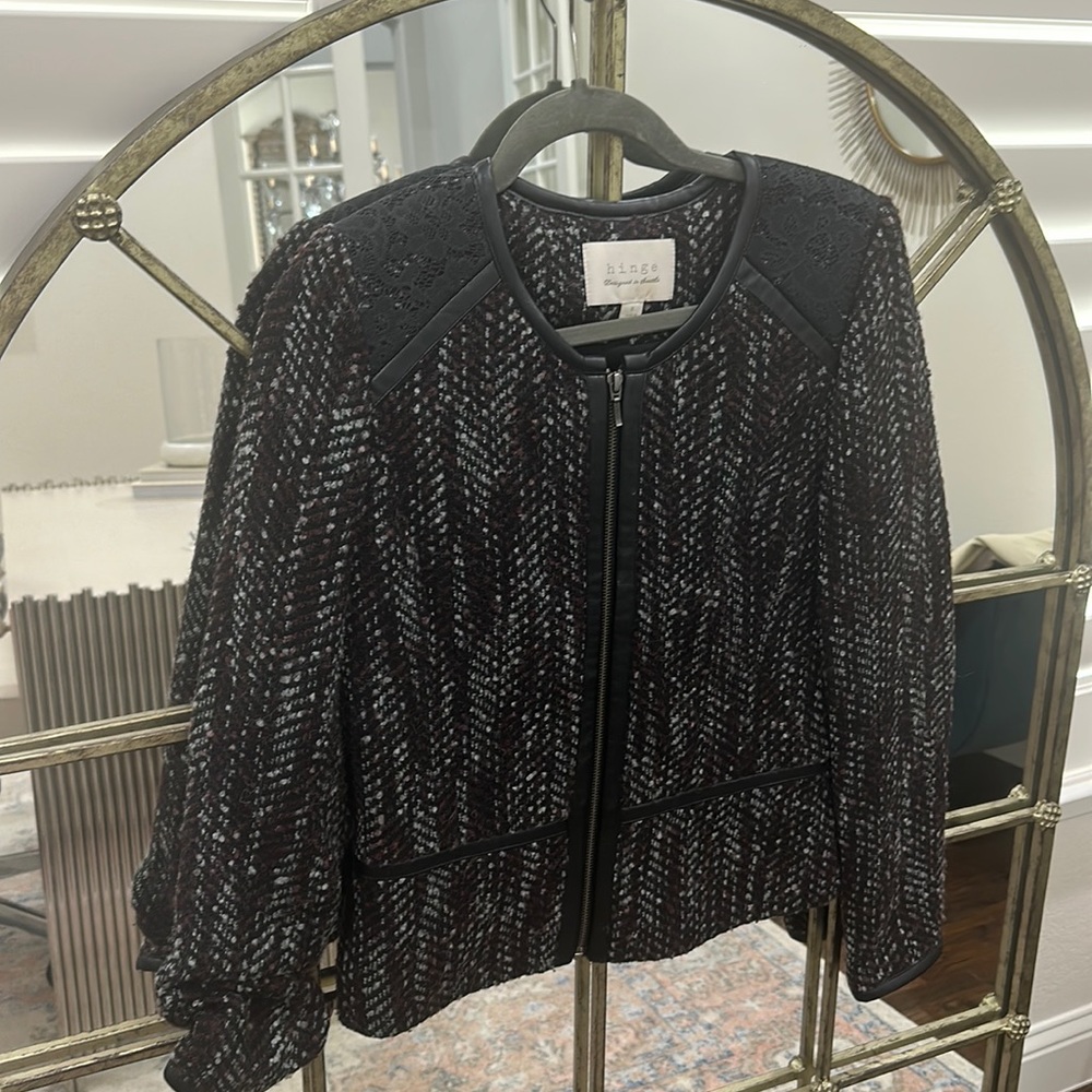 EUC size 6 with zip up and leather details w lace on the shoulders see video